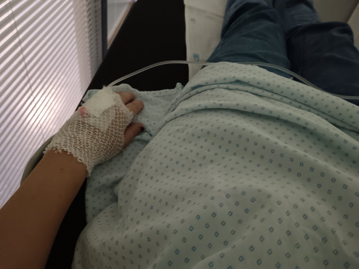 5a visita a urgències en menys de dos mesos, cortesia de l'ICAM.

He fet repòs absolut però no hi ha hagut millora.

M'han posat la via a la mà esquerra perquè a la dreta me la hi van posar dijous.