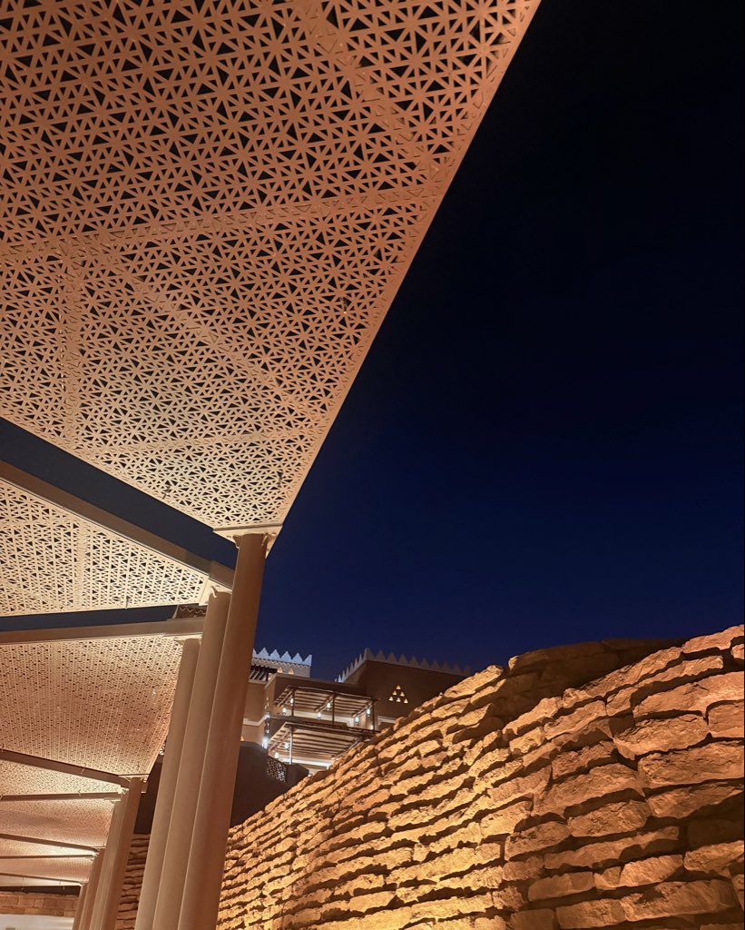 حبيبي و الهوى وجه  ٍ يحده للرضى طاريك
ترك كل القلوب اللي تبيه .. و انحنى دونك

تسيد فـ الضلوع اللي تحبك يا نظر مغليك
ترا والله ما شاق القصيد الا انت .. و عيونك

محلك بين طيات الحـنايا .. ما بهـا تشكيك 
مكانك بين ترفات القصيد و قلب مجنونك 

يليق بك القصيد اللي كتبته وانتهى بي فيك