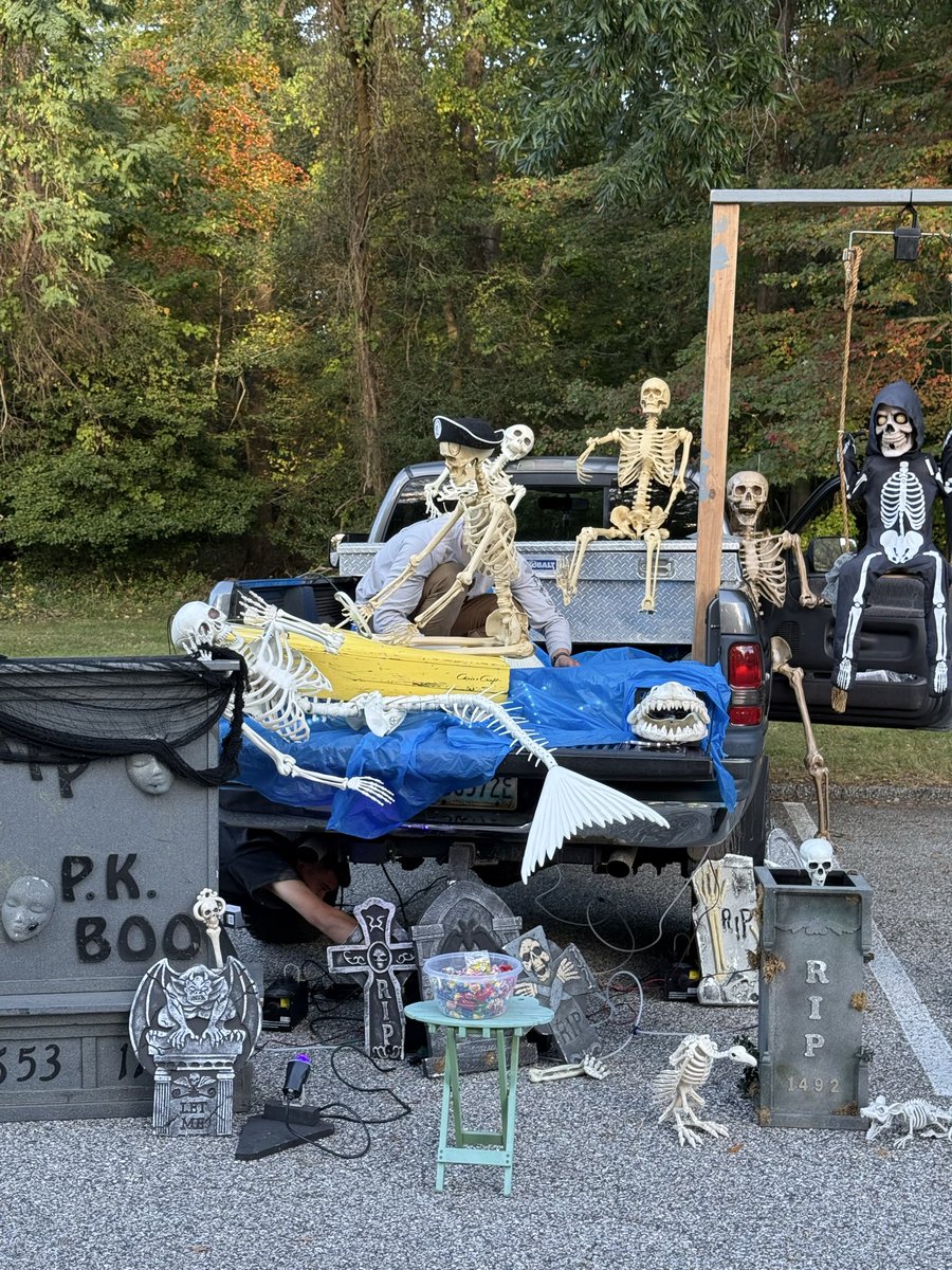 KofC10881's tweet photo. 🎃 A spooktacular night at OLC’s Trunk or Treat! 👻
Families came together for candy, costumes &amp; community. Thank you to all who joined the fun! 🙏🍬

#TrunkOrTreat #KnightsOfColumbus #KofC10881 #FaithInAction #CatholicCommunity #HalloweenFun https://t.co/Tg7T1qBqrw