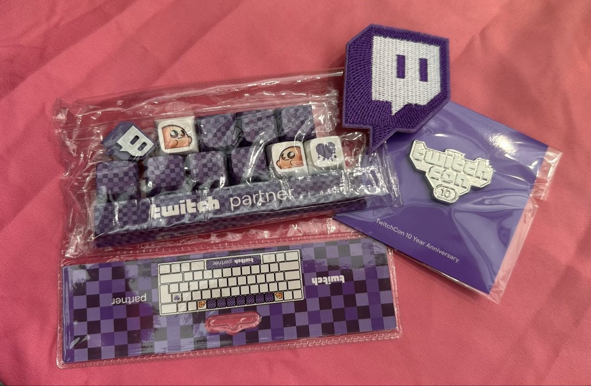 CSSully's tweet image. Picked up some awesome swag on the last day of Twitch Con!!