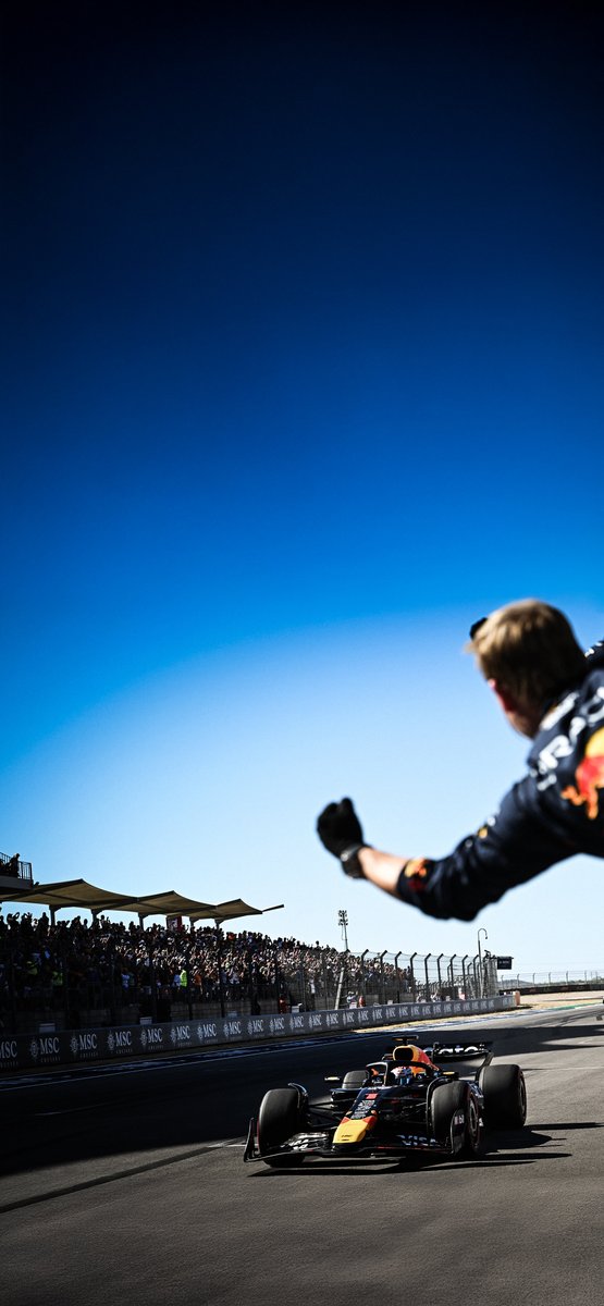 F1WallpaperHQ's tweet photo. 📱🥇 RACE WINNER WALLPAPERS 🥇📱

@Max33Verstappen | #USGP 🇺🇸 https://t.co/p68vG8epXd