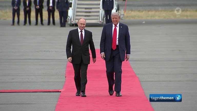 Trump sides with Putin. Again and again. 

European strategy must be based on this reality. 

One priority: Do what can be done now to prevent a 🇬🇧 prime minister Farage. 🇪🇺 needs strong 🇬🇧 ally!

Second: Increase support to Ukraine. 
🇪🇺 needs strong 🇺🇦 ally.

Third: Deploy more