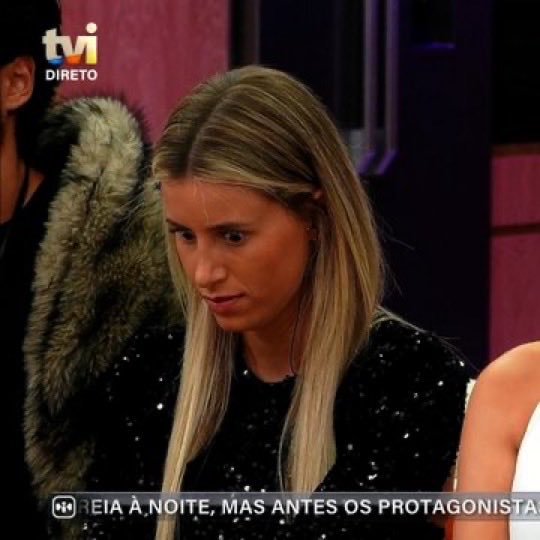 comentarista_01's tweet photo. Acho que a Ana vai ficar louca como nós…

“A Vera e o Fábio tiveram um caso”, 

“A Inês correspondeu ao flirt da Vera Saramago”, 

“O Pedro é abichanado”

(…)

 #sstvi https://t.co/SbUsYtsEwa