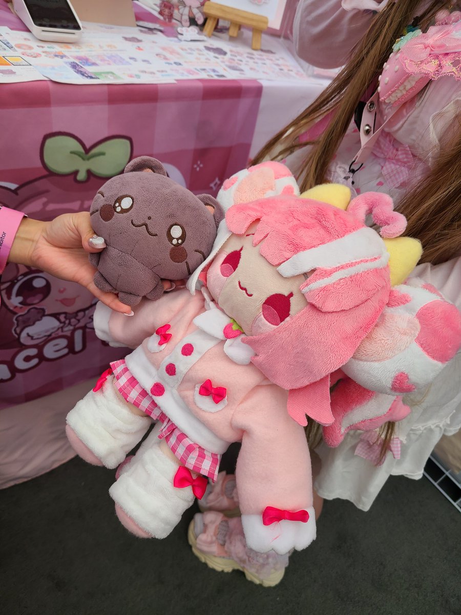 JELLLYYYyy ... im always do happy to see you every twitchcon 😭🩷 thank you for being so sweet <a href="/lacelria/">jelly! 🐹</a> !!!!!!