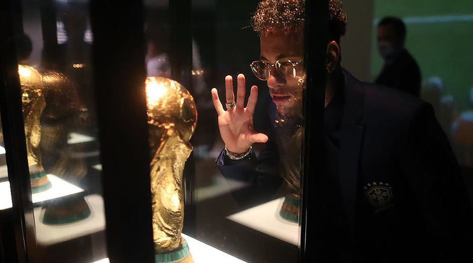 Étoiles qui regarde les couronnes qu’il va voler au Louvre