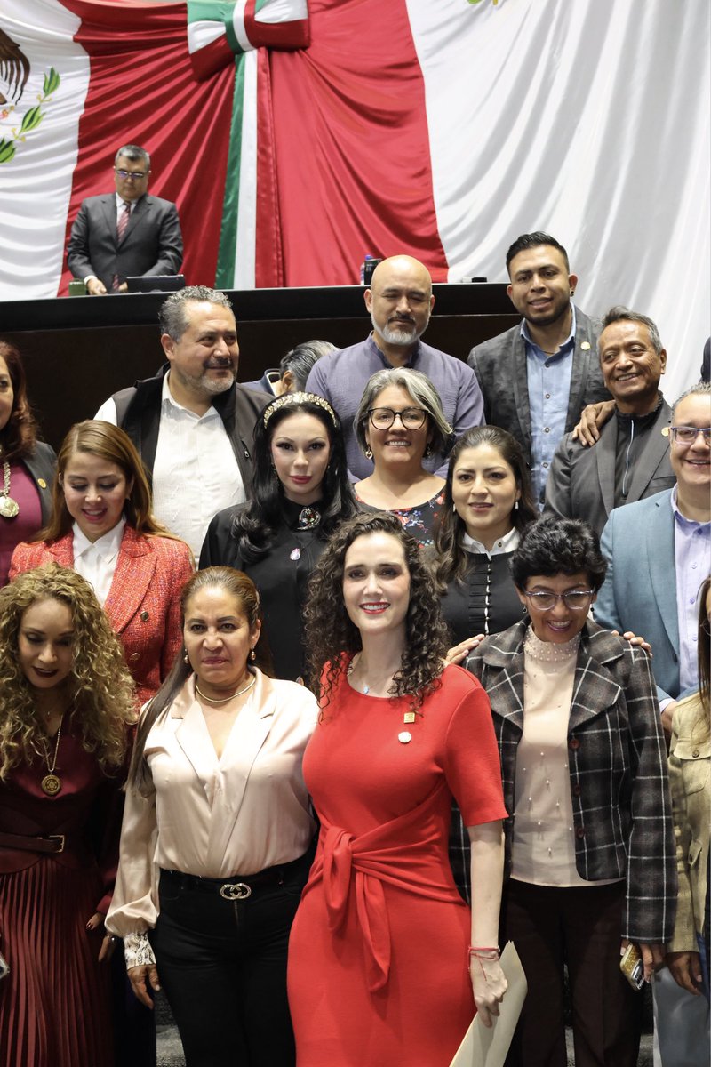 🇲🇽✨ Avanzamos un paso más en la construcción del México que soñamos.

Esta semana aprobamos la Ley de Ingresos 2026 y con ello aseguramos los recursos para seguir impulsando programas sociales, salud, educación e infraestructura que generan bienestar real. Mientras la oposición