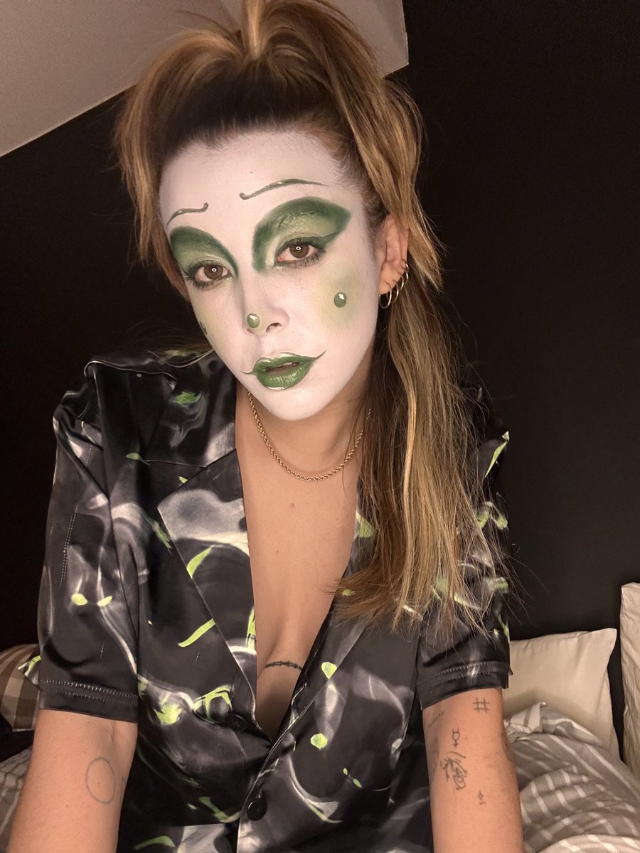 comradeclowny's tweet image. green? With envy?

#circusvibes #clowncore #altmakeup #glamclown #clowningaround #clowning #clown #clownmakeup #clowngirl #clownaesthetic