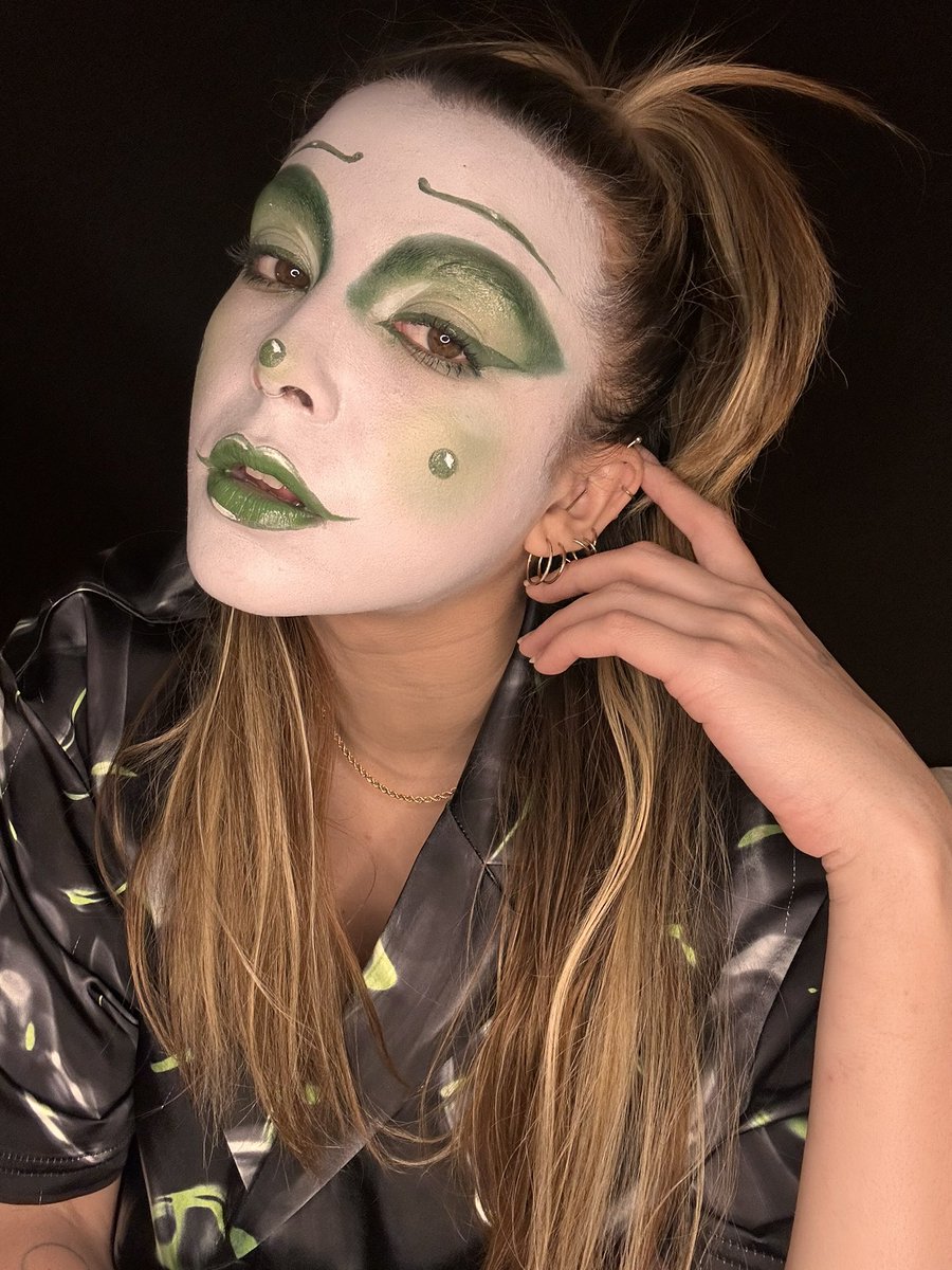 comradeclowny's tweet image. green? With envy?

#circusvibes #clowncore #altmakeup #glamclown #clowningaround #clowning #clown #clownmakeup #clowngirl #clownaesthetic