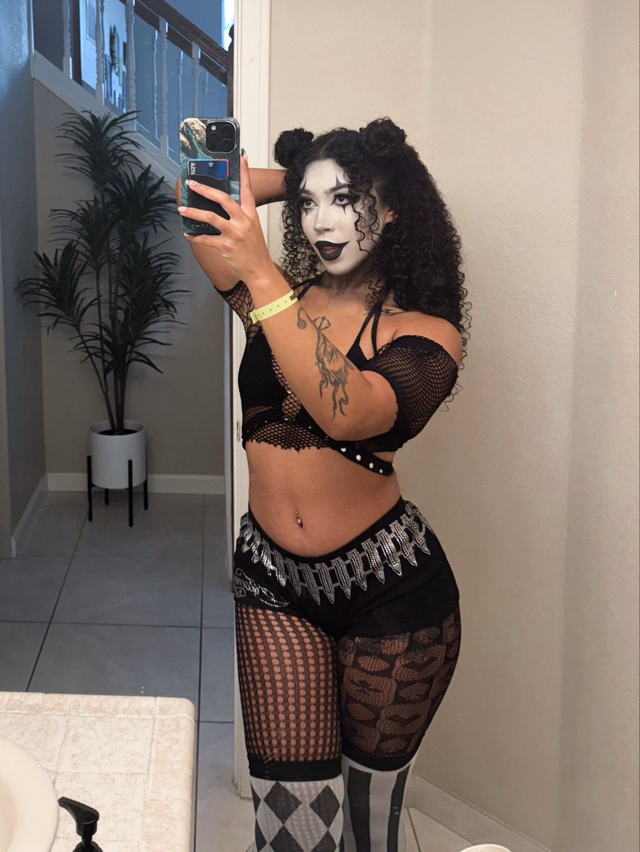 frizzyimposter's tweet image. Do u fw buff goth clown girls?