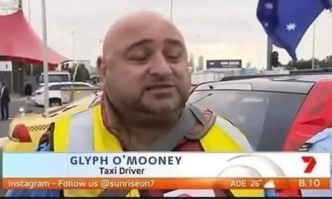 radiourgos_dog's tweet image. Ο συγκεκριμένος είναι Έλληνας ταρίφας στην Αυστραλία κι όποτε τυχαίνει σε ρεπορτάζ δρόμου να τον ρωτάνε κάτι, δηλώνει τέτοια ονόματα π.χ. Gami Setta ή Tsim Booky κι όλοι οι Έλληνες εκεί γελάνε με τα κανάλια.