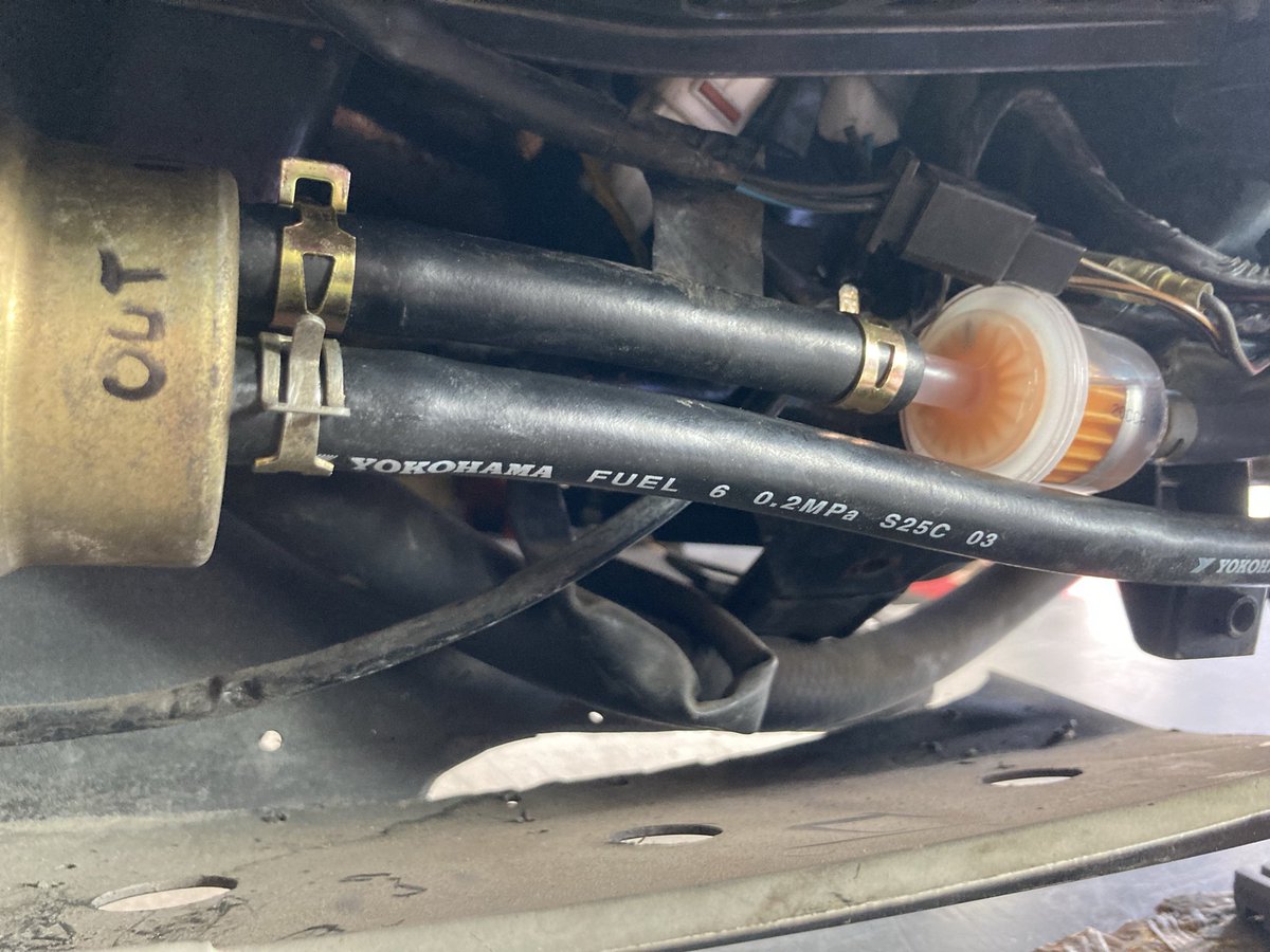 ガソリンホースが劣化であちこち亀裂で漏れ漏れ…交換して完了です。
異径フィルター付けて綺麗にまとまりました。8φだったり6φだったり…
ラジバンダリ…