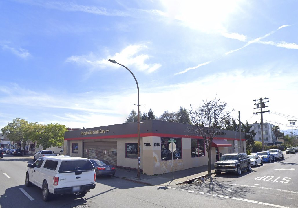mnolangray's tweet image. An auto repair shop turns into 39 homes in Redwood City, California. (2020➡️2024)