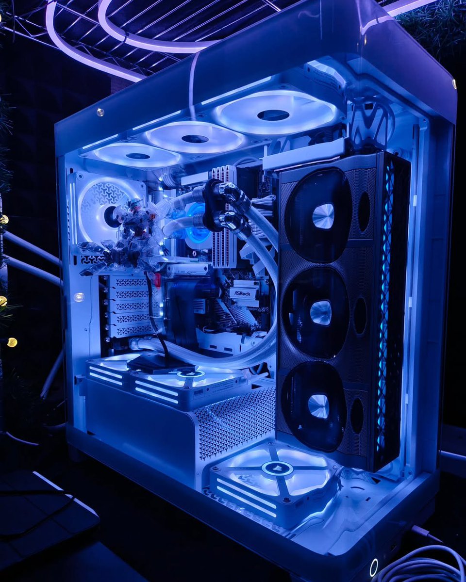 Check out CORSAIR Insider ssdeboba’s latest FRAME 4500X build!

Their Ryzen 9 9950X3D is watercooled with an external radiator 👀 Specs also include:
⭐ Sapphire Nitro+ 9070 XT
⭐ iCUE LINK QX120 fans
⭐ ASRock B650M PRO RS WiFi
all encased by the beautiful wraparound glass