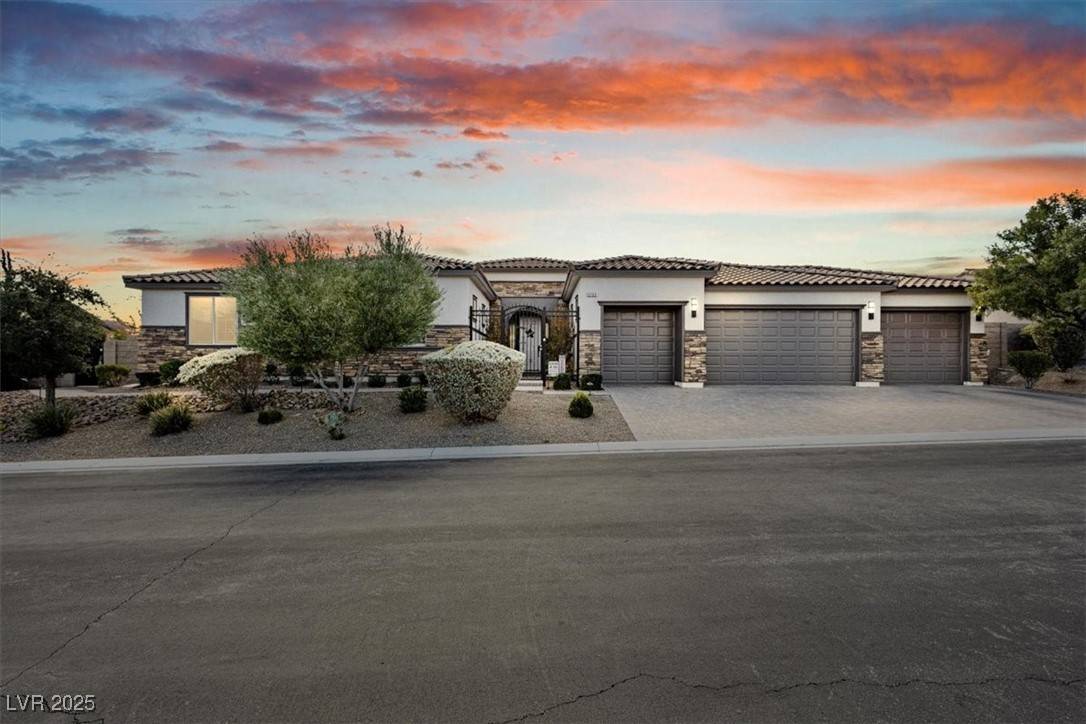 TheNitroGroup's tweet photo. 9763 Mountain Spruce CT, Las Vegas, NV 89178 just hit the market!

Take a look at this awesome space: 
https://t.co/qYwb2ZBlbG https://t.co/J7wCyDrTaP