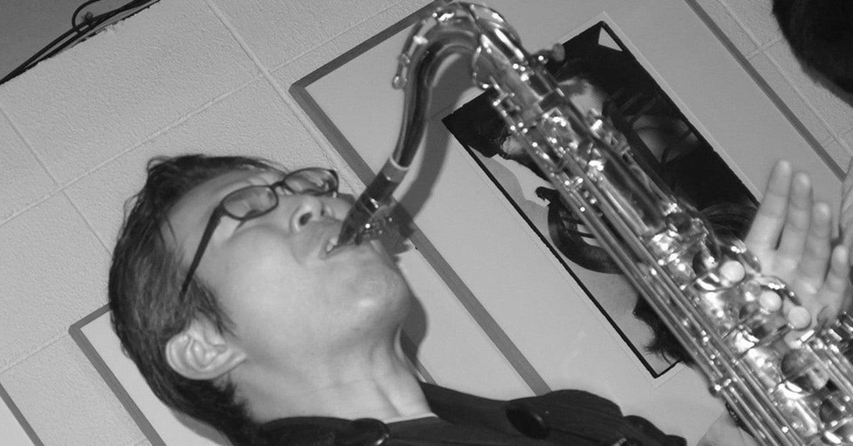 FTJSjamlesson's tweet image. 同じコードを弾いても
人によって響きが違う
テクニックや音楽理論の
習得度でも差は生まれるが
そんな表面的な差ではなく
段違いの響きを
楽器から引き出す達人
彼らはまさに
他の楽器との音の混ざり
つまり
【空間の響き】
を聴いている!
空間に意識が行くと
響きが深くなる不思議