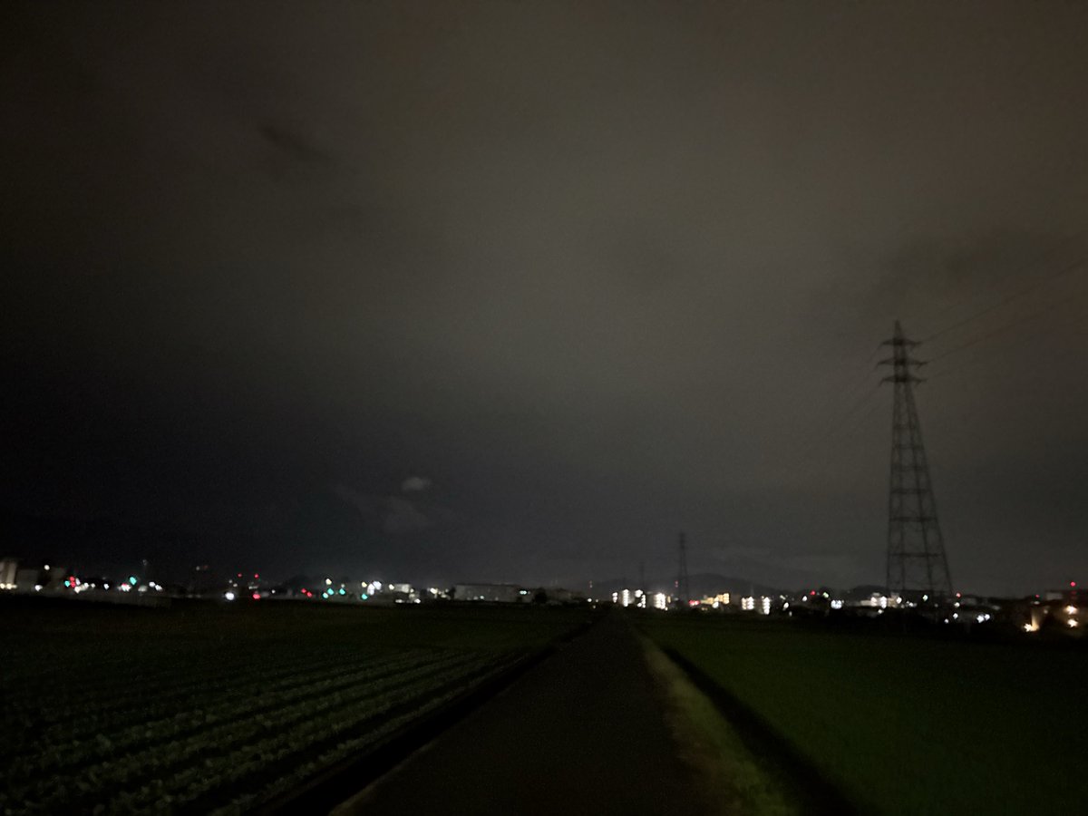 どんよりどよすけ雨雨降るなと歩く歩くマン。