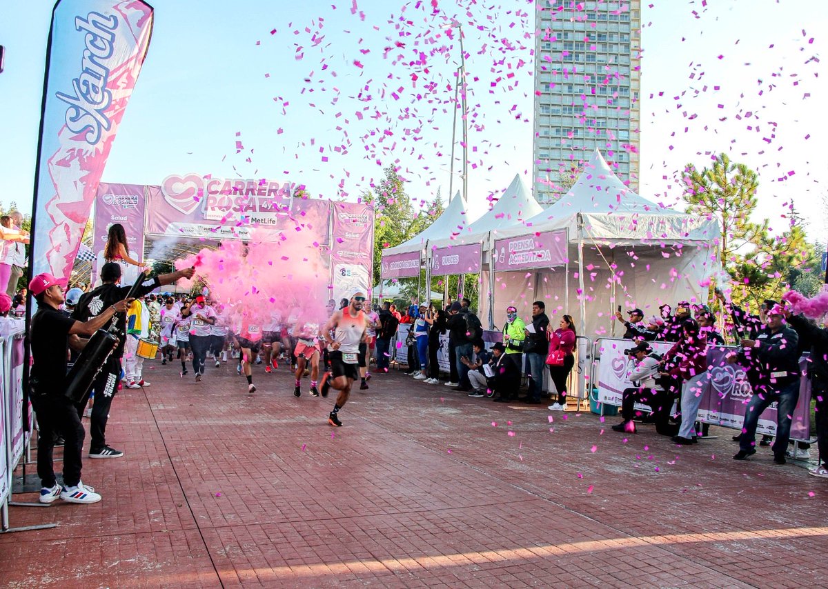🎀 Puebla se vistió de rosa en la Carrera 2025 contra el cáncer de mama, con cientos de participantes. 🚨 El evento fue resguardado por cuerpos de seguridad y personal médico. 💗 Se recaudaron fondos para la Unidad de Oncología del Hospital General del Sur.

📰#SicomNoticias
