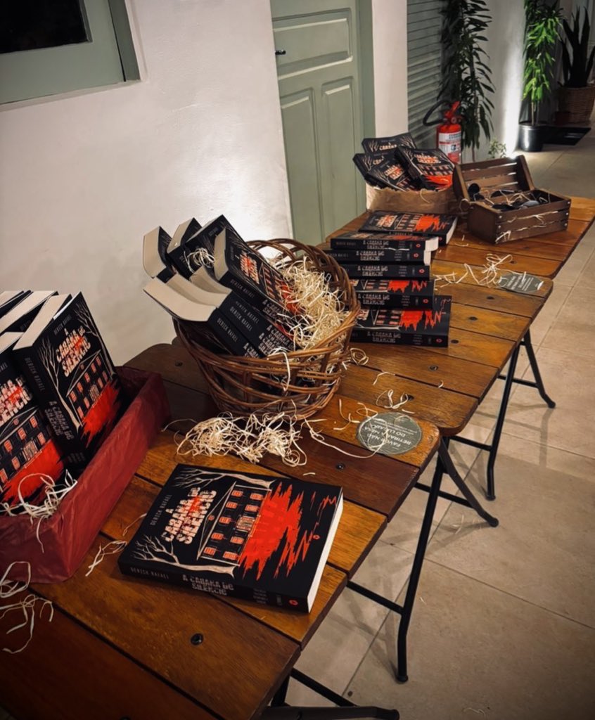 ohmygoderick's tweet photo. Algumas fotos do lançamento do meu livro. Foram anos de expectativa, mas ontem consegui realizar um sonho.
Feliz com cada pessoa que compareceu e com esta noite especial que eu vou levar para sempre em meu coração. 
❤️❤️
Nos vemos na sequência, pois todo slasher precisa de uma ;) https://t.co/p0DlUgAqot