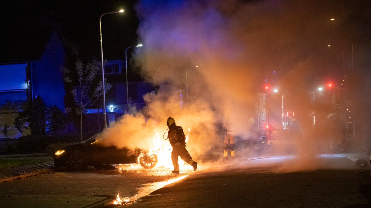 Auto uitgebrand na harde knal