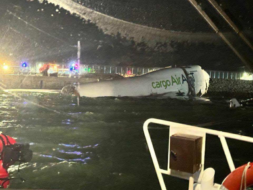 From LIHKG: AirACT's EK9788 skidded in the middle of Hong Kong Airport's 3rd runway, hit an airside vehicle into the water, and came to this. Flight crews have been rescued, but vehicle occupants are still missing.

Link : lihkg.com/thread/4013144…