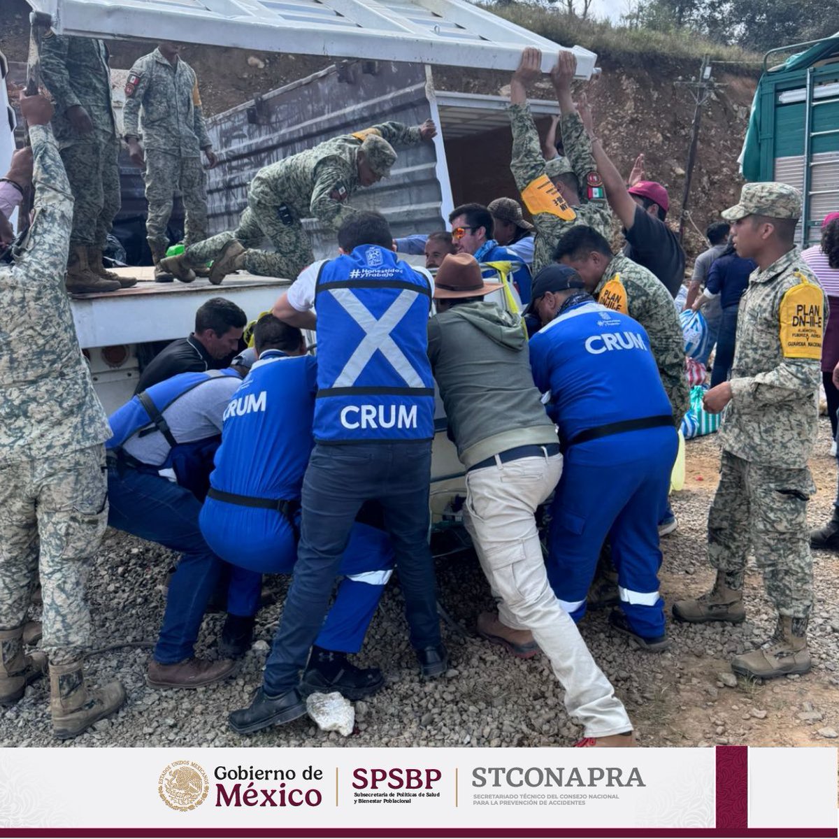 Ante las lluvias en Hidalgo, el Gobierno de México activó el fortalecimiento federal sanitario. Por instrucción de la presidenta <a href="/Claudiashein/">Claudia Sheinbaum Pardo</a>, se desplegaron acciones clave: coordinación de emergencias, atención prehospitalaria y traslados seguros. #SPSBP #CRUMS #COEPRA #CONAPRA