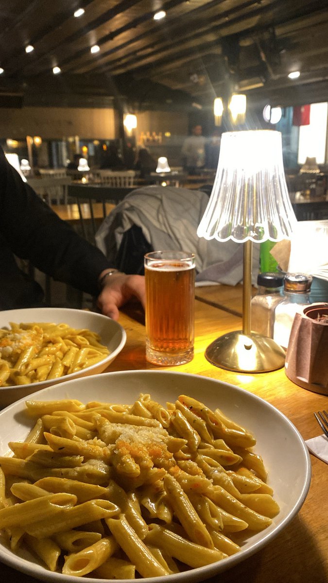 Birini düşünün… Hem en yakın arkadaşınız, hem anneniz gibi koruyucu, hem de babanız gibi yol gösterici.. Benimki karşımda oturuyor 🤍✨