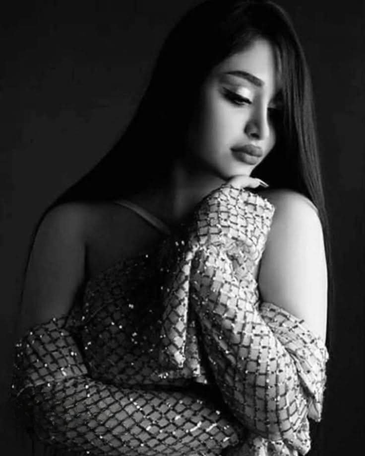 في الليل تغفو المدينة
 وتنحصر الأضواء في غرف 
تضم بين جُدرانها أعمق الحكايات ،!"🖤