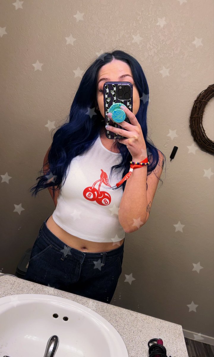 HeyHail's tweet photo. blue is definitely my color💙 https://t.co/TLMRXpE4H1