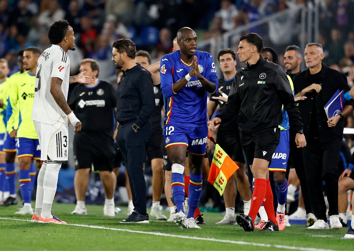 🎙️🔵 Bordalás: “La expulsión de Nyom marca el partido. El cuarto árbitro le ha dicho que es roja. Vinicius se toca la cara y para mí no es roja, como mucho amarilla. El árbitro me dijo que consideraba que era roja y no tenían que verla. Todo viene de la amarilla a Femenía antes”.