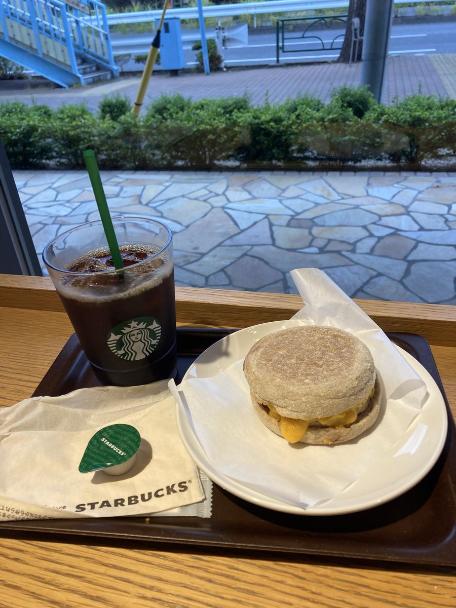mikimki3639's tweet photo. 10月20日月曜日東京🗼雨☂️曇り！おはようございます♪今週も宜しくです🤗今朝は会社近くのいつものスタバに来てます♪粗挽きソーセージマフィン、アイスコーヒーと一緒に頂きます🥰肌寒い季節になって来ました♪服装チェックと体調に気をつけてましょう❣️

#今日のモーニング https://t.co/hjovrw9STM