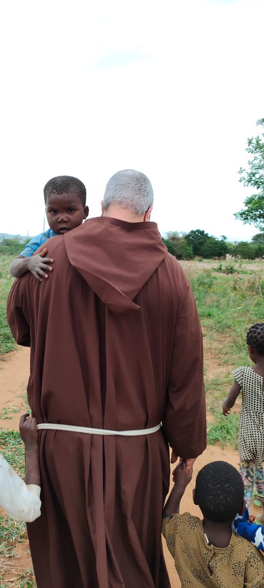 Oggi è la Giornata mondiale missionaria. Penso che essere missionario sia cercare di raccontare il Vangelo con gesti semplici, pieni di amore e carità. I bambini che incontro mi ricordano che le piccole azioni possono essere per loro Vangelo che raccontano Gesù. Fra Luca