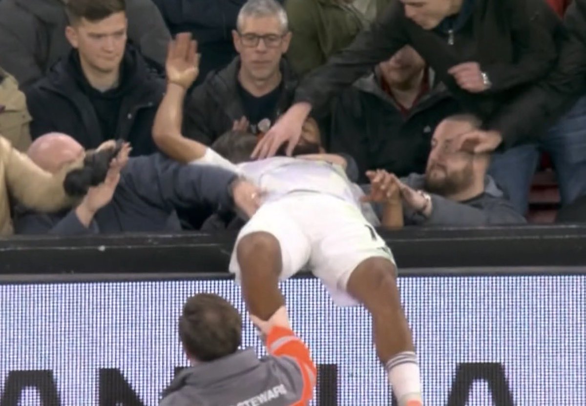 MainooMagic_'s tweet image. Generational meme material from this photo of Bryan Mbeumo. Fuckin love this guy😍 #LIVMUN