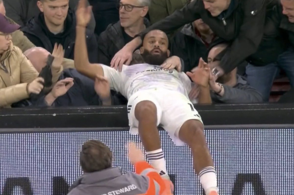 MainooMagic_'s tweet image. Generational meme material from this photo of Bryan Mbeumo. Fuckin love this guy😍 #LIVMUN