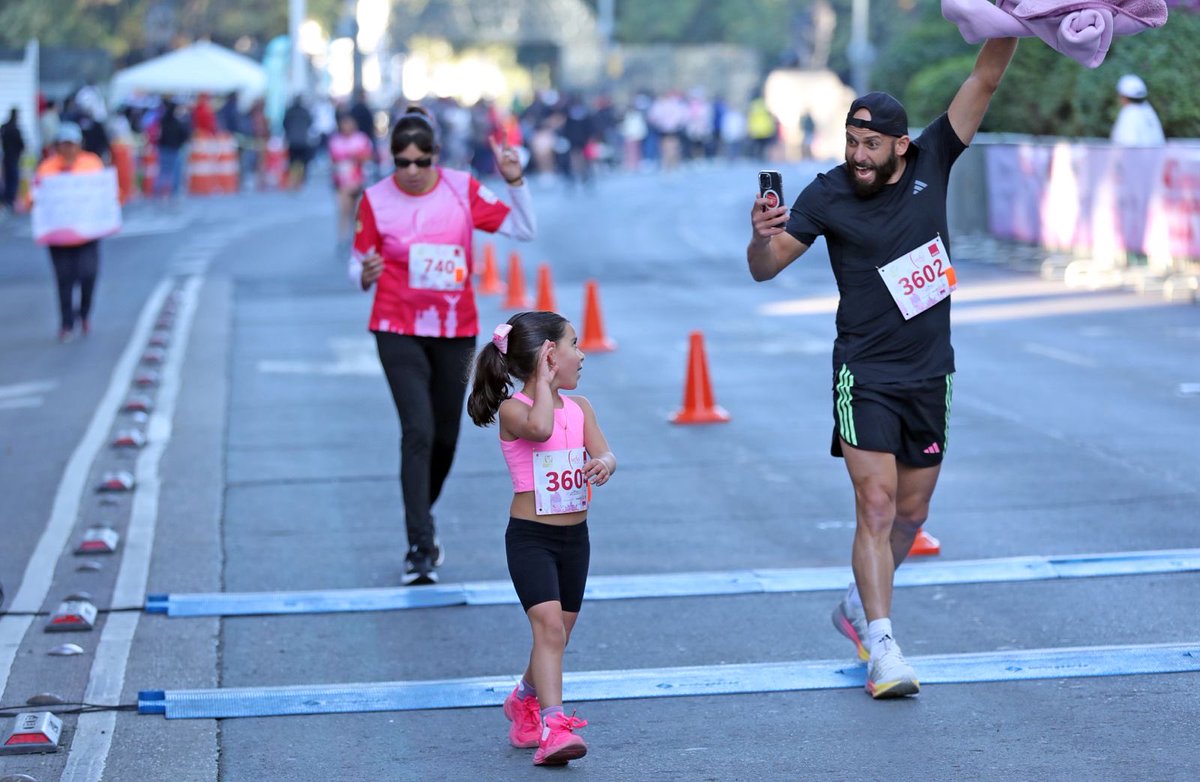 🎀🏃‍♀️ Hoy se realizó la cuarta carrera “Mi Lucha es Rosa” de <a href="/FundacionIMSS/">Fundación IMSS</a>, donde cientos de personas se unieron con energía y esperanza en la lucha contra el cáncer de mama.

💖 Cada paso y cada esfuerzo recuerdan que la detección temprana salva vidas.
✨ ¡Tócate, revísate y