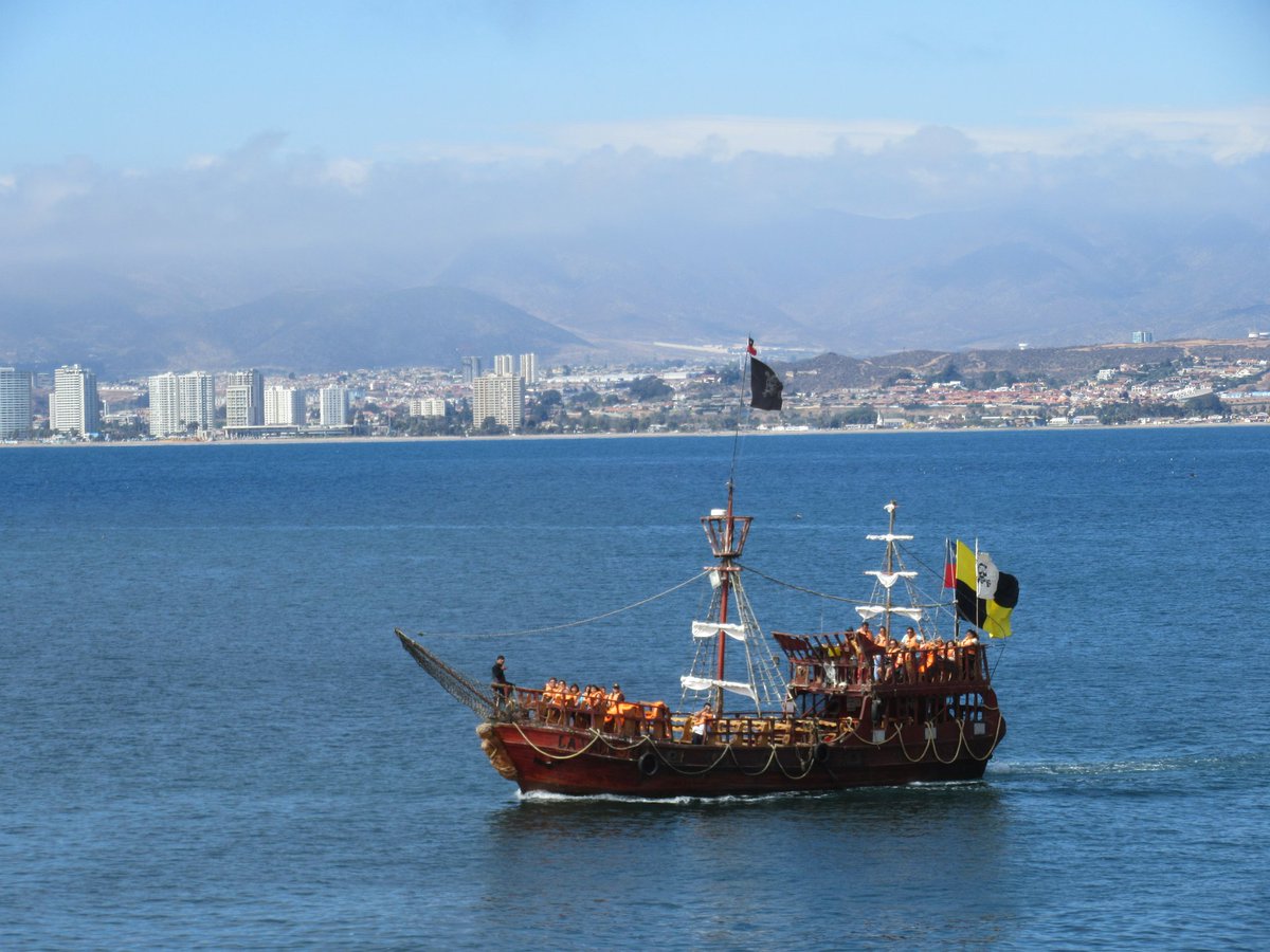 Ein chilenisches Leicester steht ins Haus: Coquimbo Unido (null wesentliche Titel, Durchschnittskader mit Trainerdebütant) hat SEIT FÜNF MONATEN jedes einzelne Ligaspiel gewonnen und sechs Spiele vor Schluss 15 Punkte Vorsprung auf den Zweiten. Die Piratenflaggen werden gehisst.