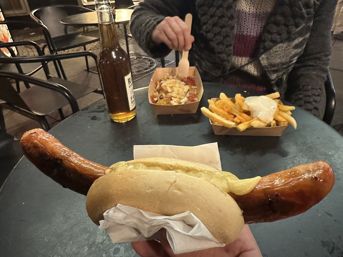 JoachimHesse's tweet image. Manchmal braucht man auch mal wieder eine #Wurst in #Berlin! 🌭 Die knackige Chili-Krakauer und die Currywurst trösten darüber hinweg, dass zuvor im ersten Imbiss das Pärchen vor uns in der Warteschlange die letzten beiden Kumpirs vor der Nase weggekauft hatte. 😵