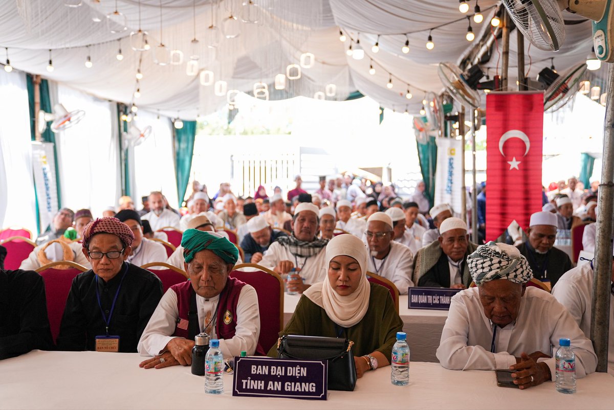 Yüzyıllık bir hayalin peşinde…
Bir zamanlar sadece dualarda yankılanan bir ses, bugün Vietnam semalarında karşılık buldu.

Bir mabedin kubbesinde, bir çocuğun duasında, bir dost elin tebessümünde…
Bugün imanın, ilmin ve kardeşliğin buluştuğu bir güne şahit olduk.
