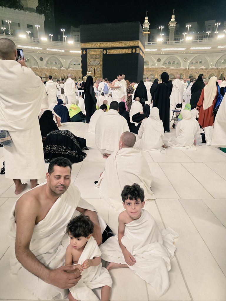 أحب البقاع إلى قلبي مكة، وكم لها في النفس من شوقٍ وهيبة 💫
وأحب تربة المملكة، فحبها في القلب لا يزول 🇸🇦❤️