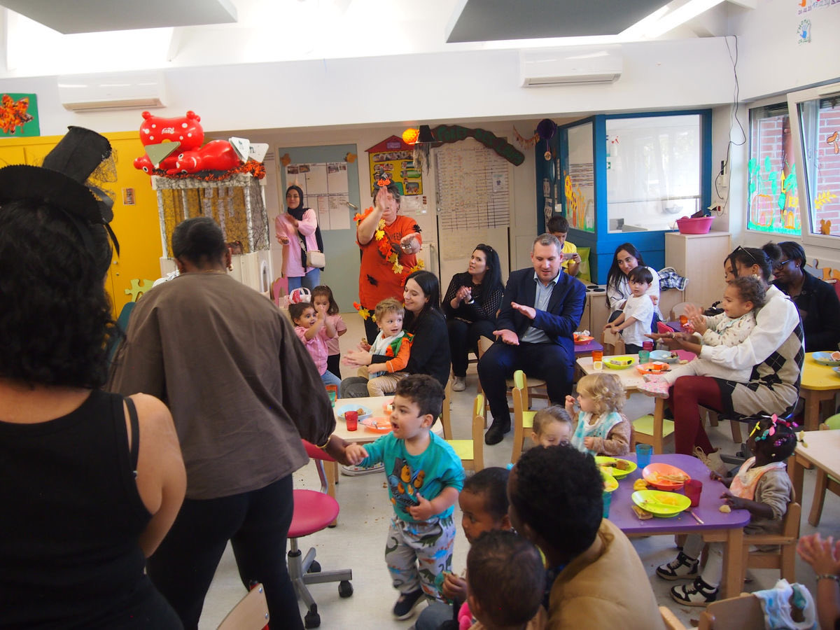 Première fête d’automne à la crèche 🍂
Chaises miniatures vs 1m89 😅 Mais voir ma fille si heureuse, devenir fan de la chanson des crocodiles 🐊…
Dans l’actualité dense, cette légèreté fait du bien.
Les vraies valeurs : nos enfants ❤️
Merci à l’équipe passionnée 🙏