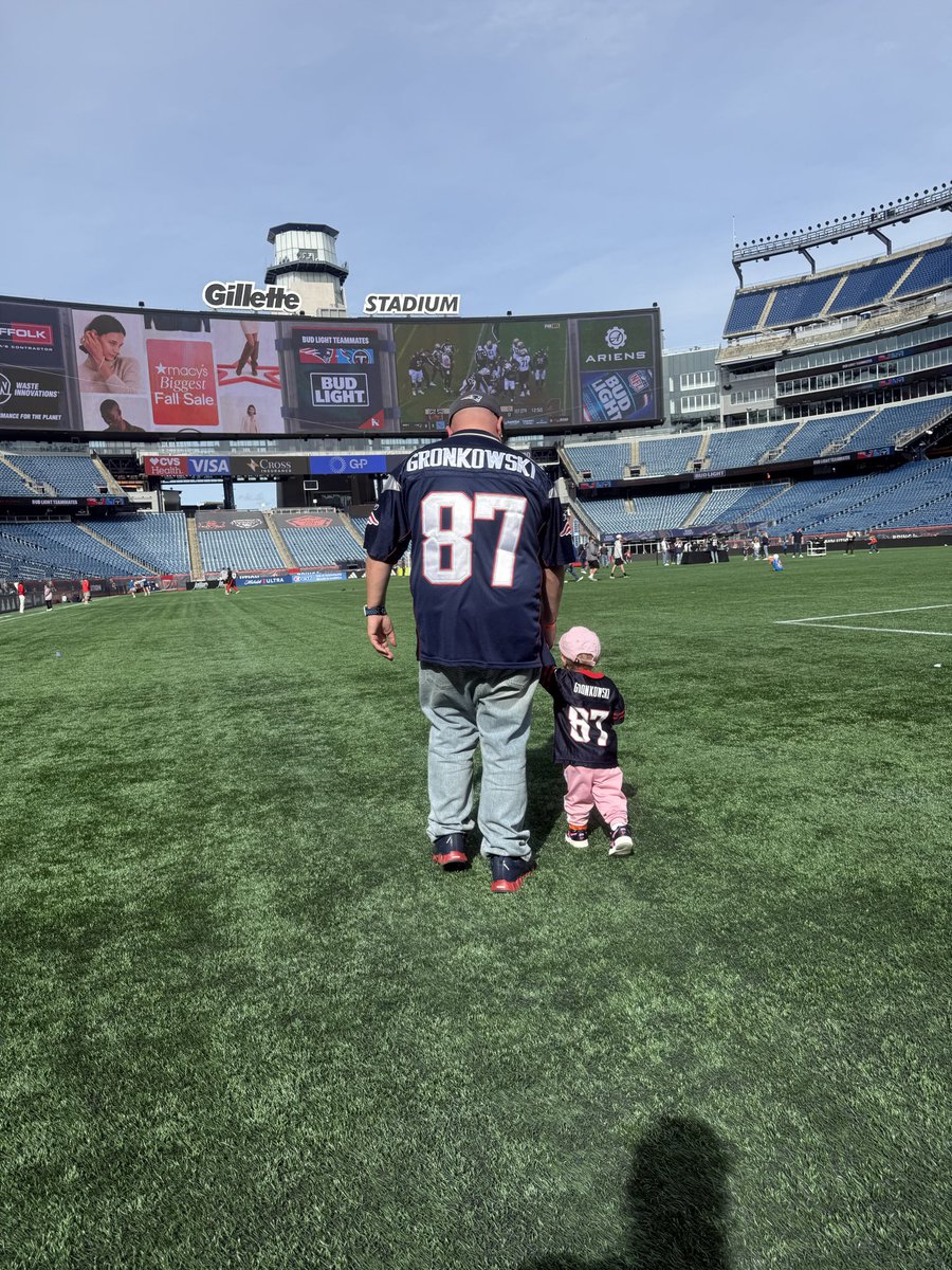 johnnybravo26's tweet photo. @RobGronkowski always rocking the Gronk jersey. Family day at Gillette https://t.co/C0x7qJ85sp