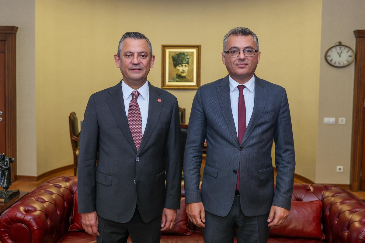 KKTC'de bugün yapılan Cumhurbaşkanlığı seçimlerini, gayriresmi sonuçlara göre %62,80 oy oranı ile kazanan, kardeş partimiz CTP'nin lideri, çok değerli dostum Sayın Tufan Erhürman'ı yürekten kutluyorum. 

Kıbrıs Türk Halkı bu seçimde yalnızca Sayın Erhürman'ı seçmekle kalmamış,