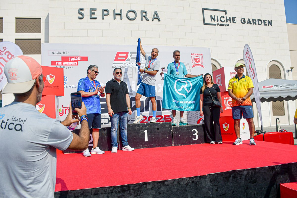 فوز كل من السيد حسن المادح والكابتن زهير الحمود بالمركز الثالث فئات عمرية 50 و 60 سنة 🏆🇸🇦🏆 لسلسلة سباقات الجري 🏃🏼‍♂️  غراند بريكس 🇧🇭