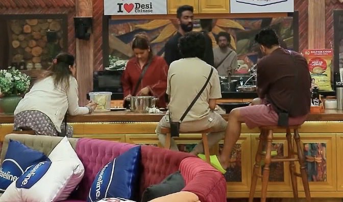 vatshpriya2's tweet image. #Livefeed~ Kunickaa ji is again instigating, Neelam in front of Amal and Shahbaz against Tanya!! 

#BiggBoss19 #TanyaMittal #BB19