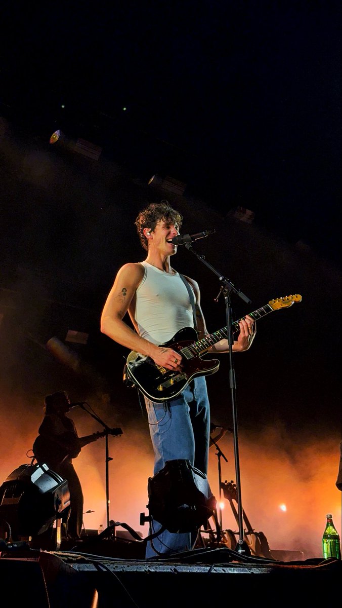 liketobisabella's tweet image. i’ll always cherish the fact that shawn kept a huge smile on his face while singing #OnTheRoadAgain