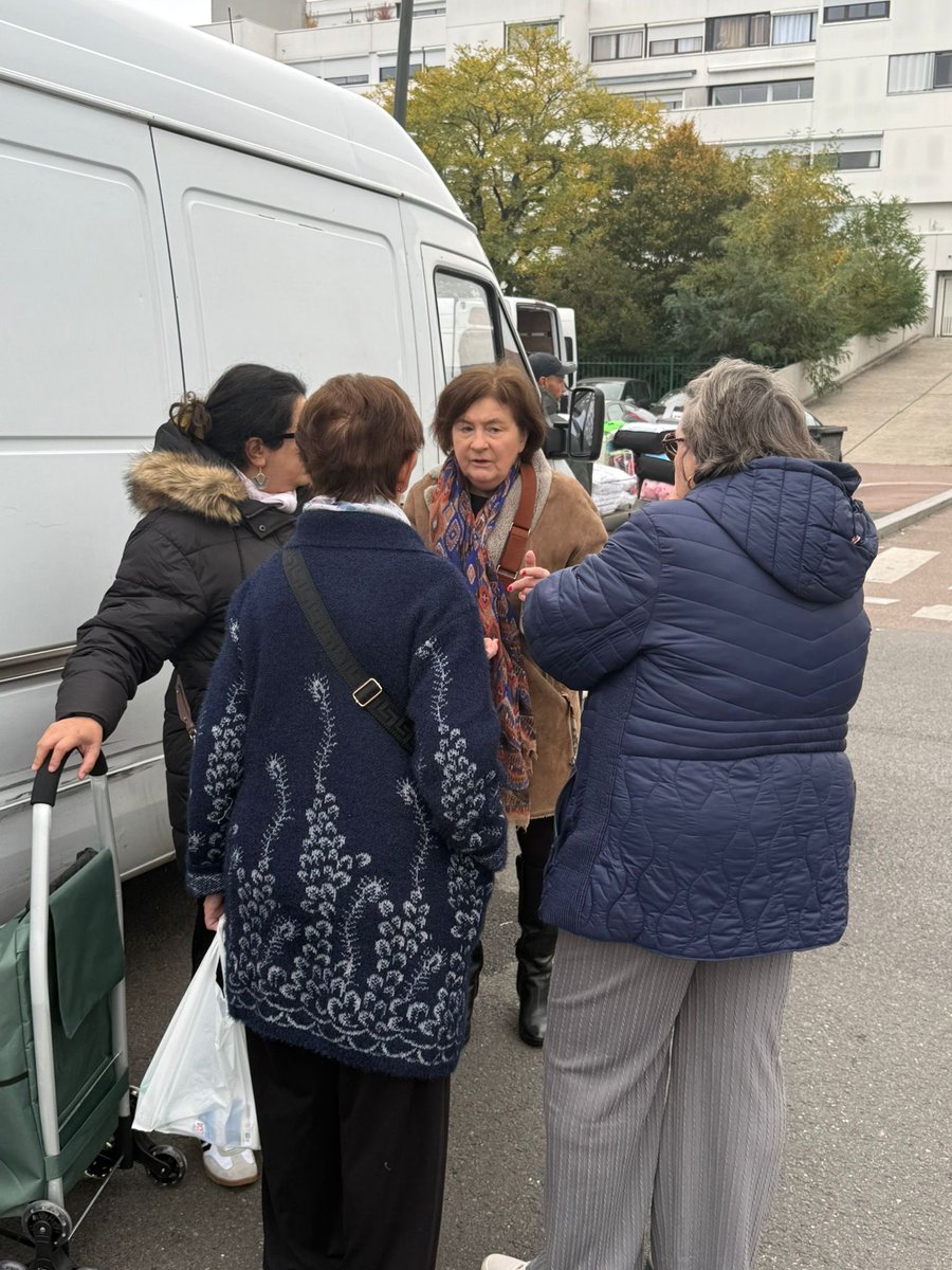 Ce matin, au marché de #Meaux Beauval, j’explique aux personnes que je rencontre, qu’en cas de dissolution nous pouvons donner une majorité à <a href="/J_Bardella/">Jordan Bardella</a> et réduire ainsi   nos factures d’électricité (baisse de la TVA sur produits énergétiques et sortie des règles européennes de