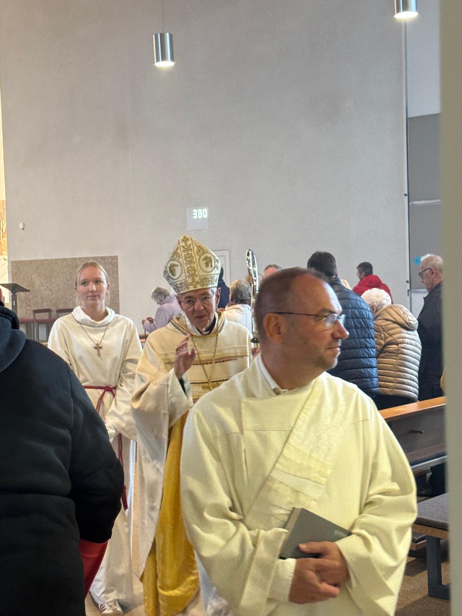 Zum 75. des Kirchenchors St. Anna Forchheim haben wir einen sehr schön gestalteten Gottesdienst gefeiert. Dr. May und allen Mitwirkenden große Anerkennung und Dank. Dem Chor Gottes Segen für die Zukunft. „Wer singt betet doppelt!“ Wer auch noch zum Mitsingen animiert dreifach!