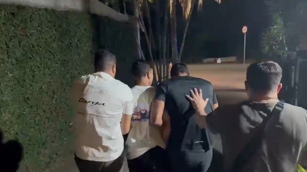 baudorio's tweet photo. ⚠️ATENÇÃO: A Polícia Civil do Rio prendeu quatro suspeitos de liderar uma quadrilha do “golpe da falsa central de banco” em uma mansão na Barra da Tijuca, na Zona Oeste. 

Os detidos, todos de São Paulo, são acusados de enganar mais de 200 vítimas e movimentar R$ 25 milhões em três anos, fingindo ser funcionários de bancos para obter senhas e transferências das vítimas.