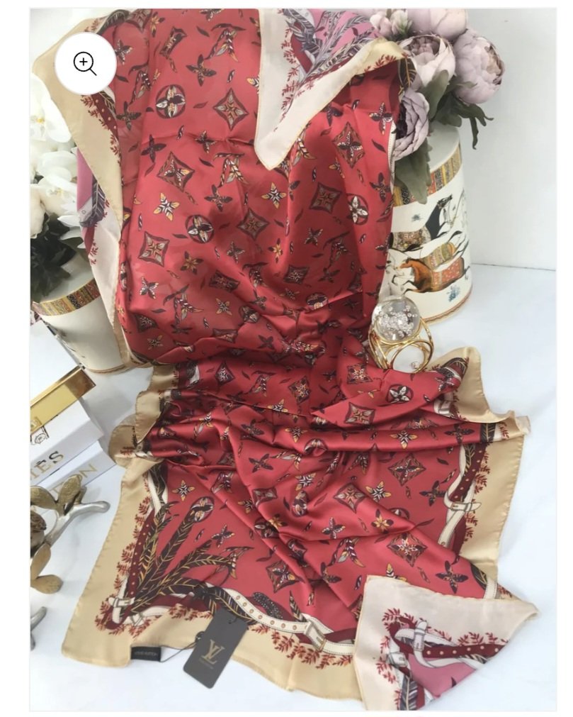 Tarz, detaylarda gizlidir.
Gerçek şıklık abartı istemez; kalite ister. 
✨️%100 ipek şallarımızla görünümünü sade ama etkili bir dokunuşla tamamla
✨️Kırışmayan yapısı ve zarif duruşuyla özel günlerin en çok tercih edileni. ✅
💌 Renk ve fiyat için DM