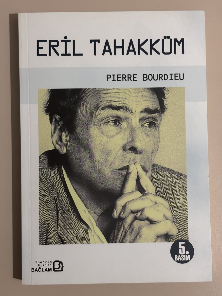 Ben de bu ayrımların cinsiyet temelli olmasına karşıyım ama zaten erkekleri bu şekilde mağdur eden yine patriyarkinin kendisi. Bourdieu’nün “erkekler de mütehakkim temsilin mahkumu, hatta sinsice kurbanıdırlar” derken olay buraya geliyor. Bu kitabını kesinlikle tavsiye ederim.