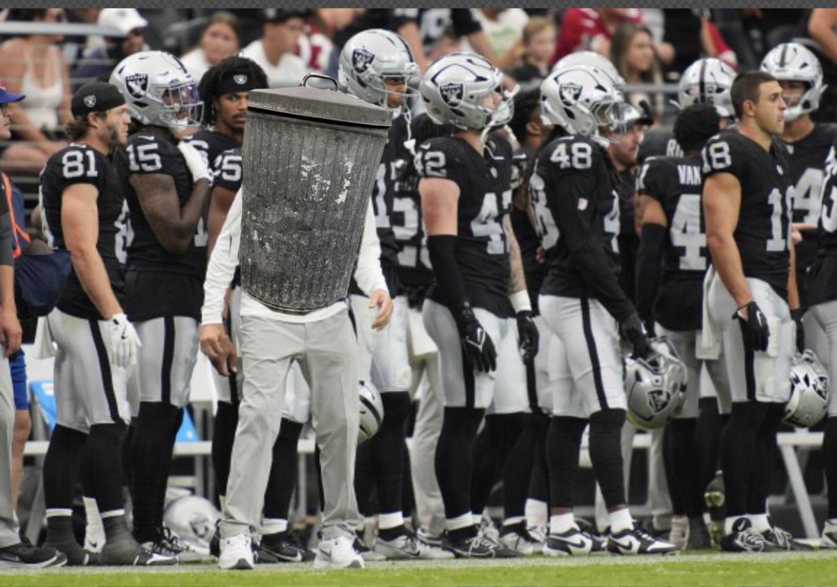CaptJackRaider's tweet photo. Live look of Pete Carroll on the sideline #RaiderNation https://t.co/exB0WwICPS